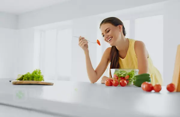 Cara mengatasi mood swing adalah mengonsumsi makanan sehat