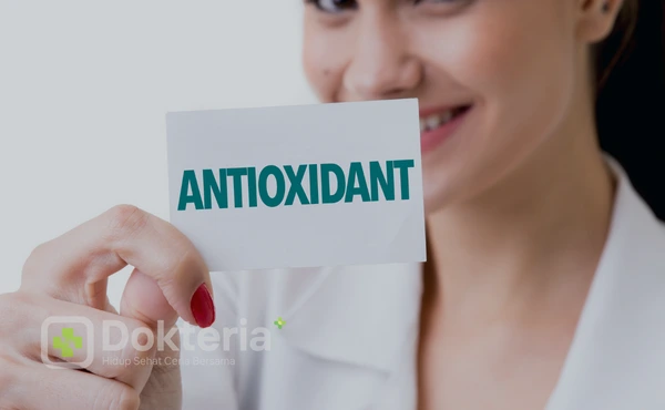 Gunakan produk perawatan kulit yang mengandung antioksidan dan peptida