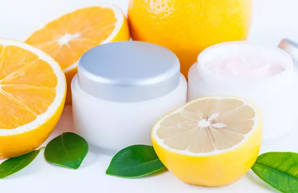 Vitamin C bisa digunakan dalam bentuk suplemen atau dalam produk perawatan kulit.