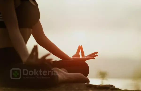 teknik relaksasi: meditasi, yoga, atau pernapasan dalam
